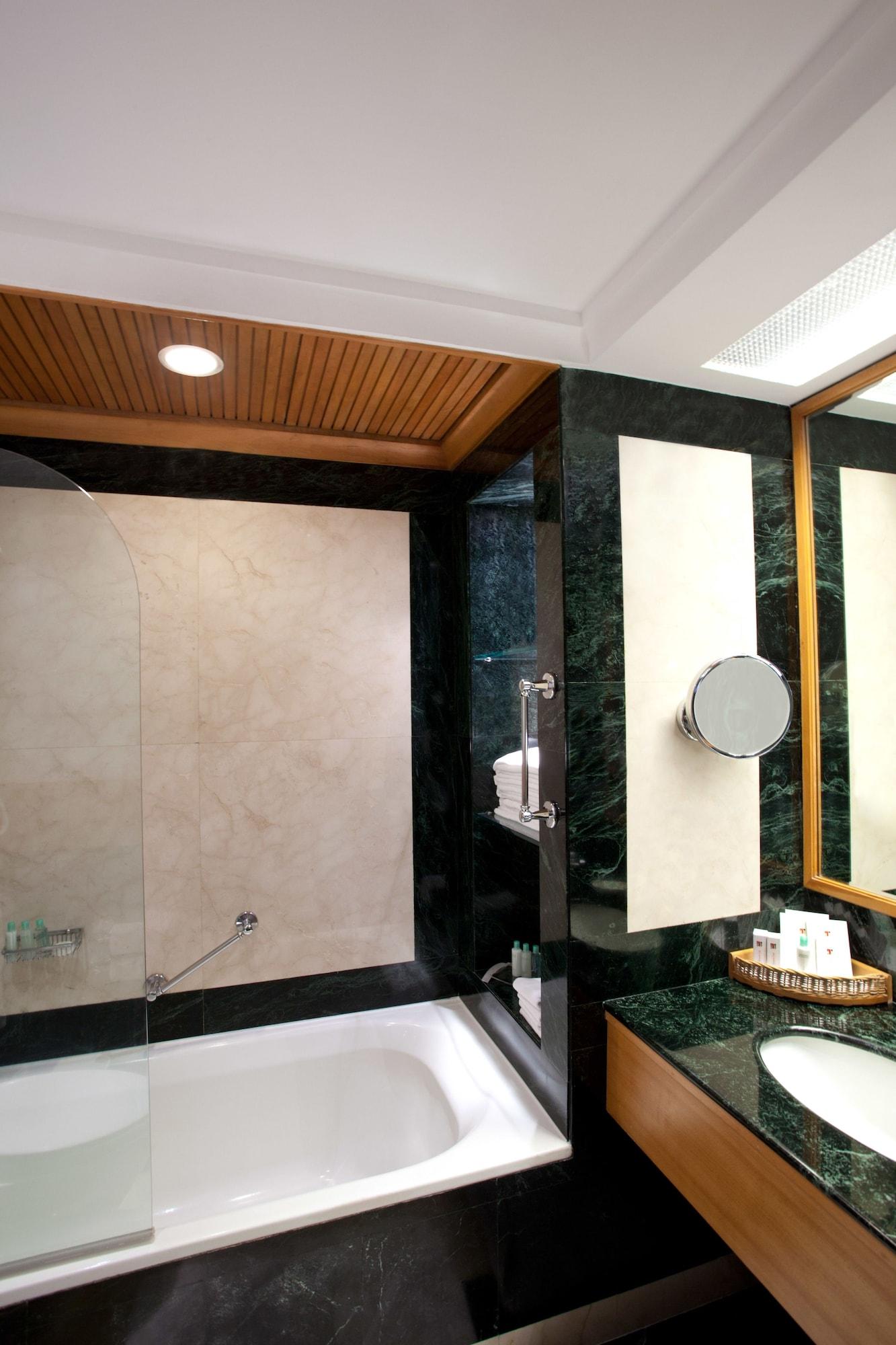 Готель Trident Ченнаї Екстер'єр фото Bathroom